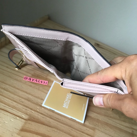 Michael Kors wallet🎈🎈 - Picture 6 of 7